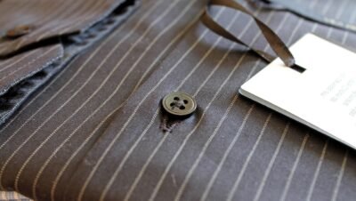 Como usar camisa masculina no estilo casual chic