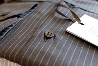 Como usar camisa masculina no estilo casual chic